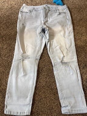 Boutique 9 Light Blue Distressed Cropped Jeans